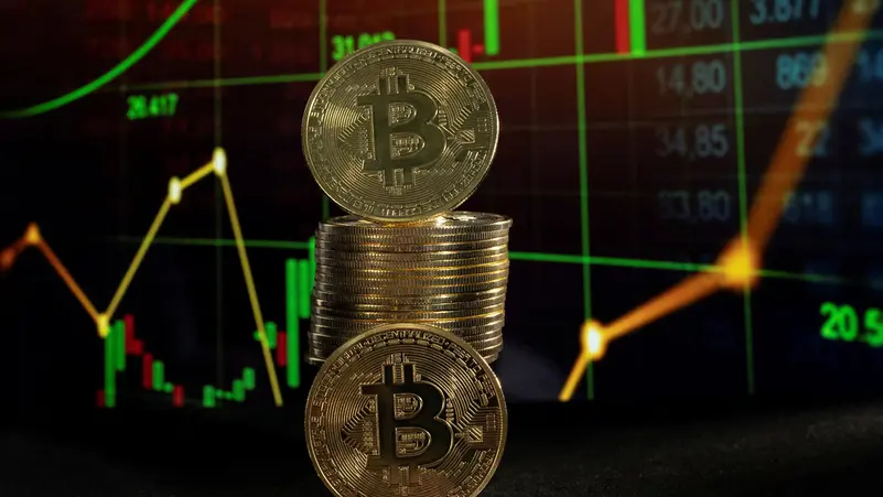 بيتكوين تقود المكاسب وسط توتر الأسواق ...ارتفاع أسعار العملات الرقمية اليوم