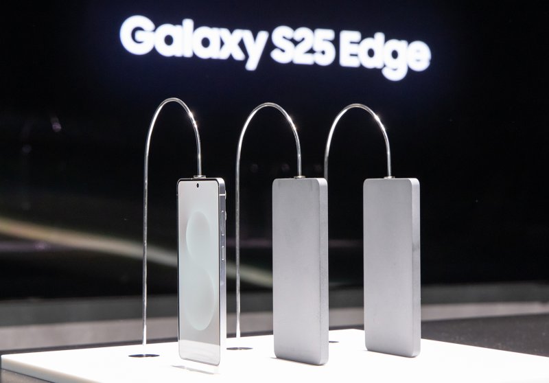 في تطور جديد يكشف ملامح استراتيجية سامسونج لمنافسة آبل، أكدت تقارير كورية أن هاتف Samsung Galaxy S25 Edge سيتم الكشف عنه رسمياً في حدث Galaxy Unpacked يوم 13 مايو 2025، وذلك بعد أن كان من المتوقع إطلاقه مبدئياً في 15 أبريل.
