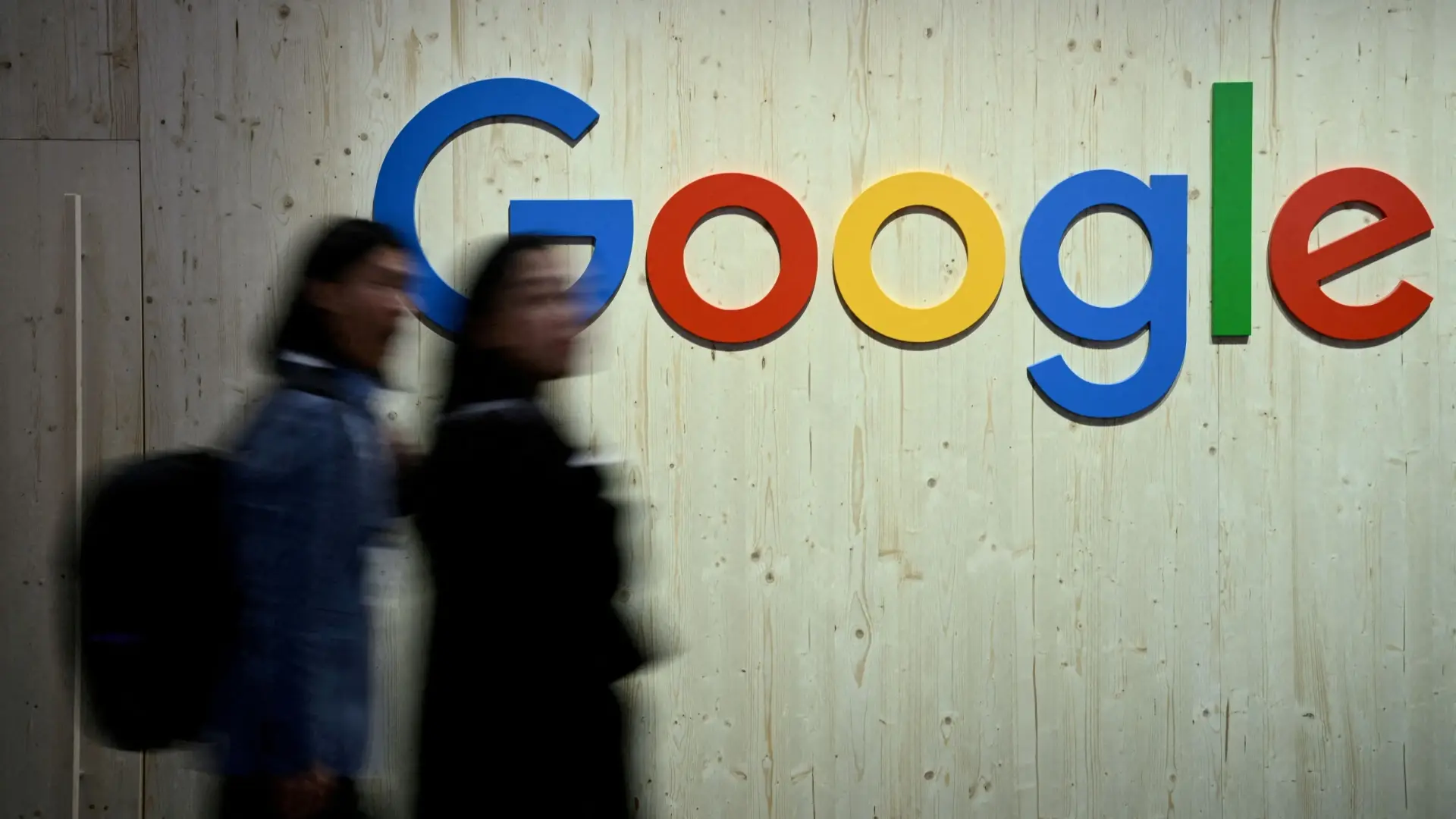 أعلنت شركة جوجل، يوم الثلاثاء، أنها لن تطلق إشعاراً مستقلاً جديداً يتعلق بخيارات المستخدمين بشأن ملفات تعريف الارتباط من الجهات الخارجية (Third-Party Cookies)، مؤكدة أنها ستواصل استخدام هذه الملفات في متصفحها الشهير Google Chrome، وهو ما يعيد الجدل حول خصوصية المستخدمين ومستقبل الإعلانات الرقمية.