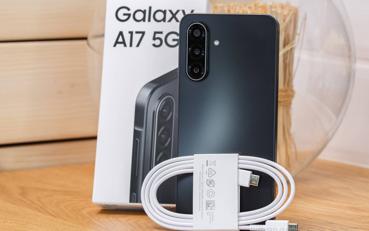 بعد النجاح الكبير الذي حققه هاتف Samsung Galaxy A16 في الأسواق، تستعد سامسونج لتحقيق إنجاز جديد مع خليفته Galaxy A17 5G، الذي بدأ بالفعل في الوصول إلى الأسواق بسعر يبلغ حوالي 230 يورو. ورغم توفره رسميًا، قد يواجه المستخدمون صعوبة في العثور عليه في المتاجر في الأيام الأولى. وكعادة سامسونج في سلسلة Galaxy، يأتي الهاتف مع كابل USB-C فقط دون ملحقات إضافية.